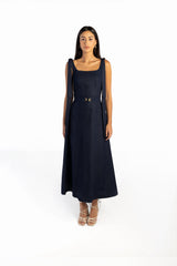 فستان جينز بإبزيم على شكل طائر الطنان