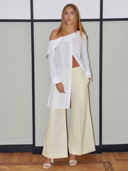 قميص بياقة مكشوفة الكتفين